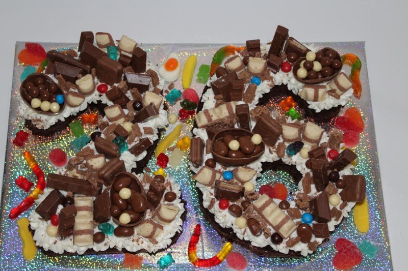 עוגת יום הולדת מספר כעוגה עם קצפת ושוקולדים